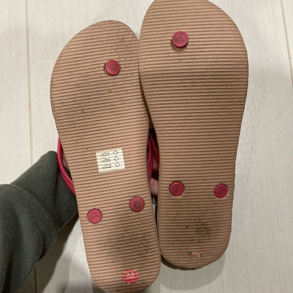 Omg! New York pink and tan flip flops